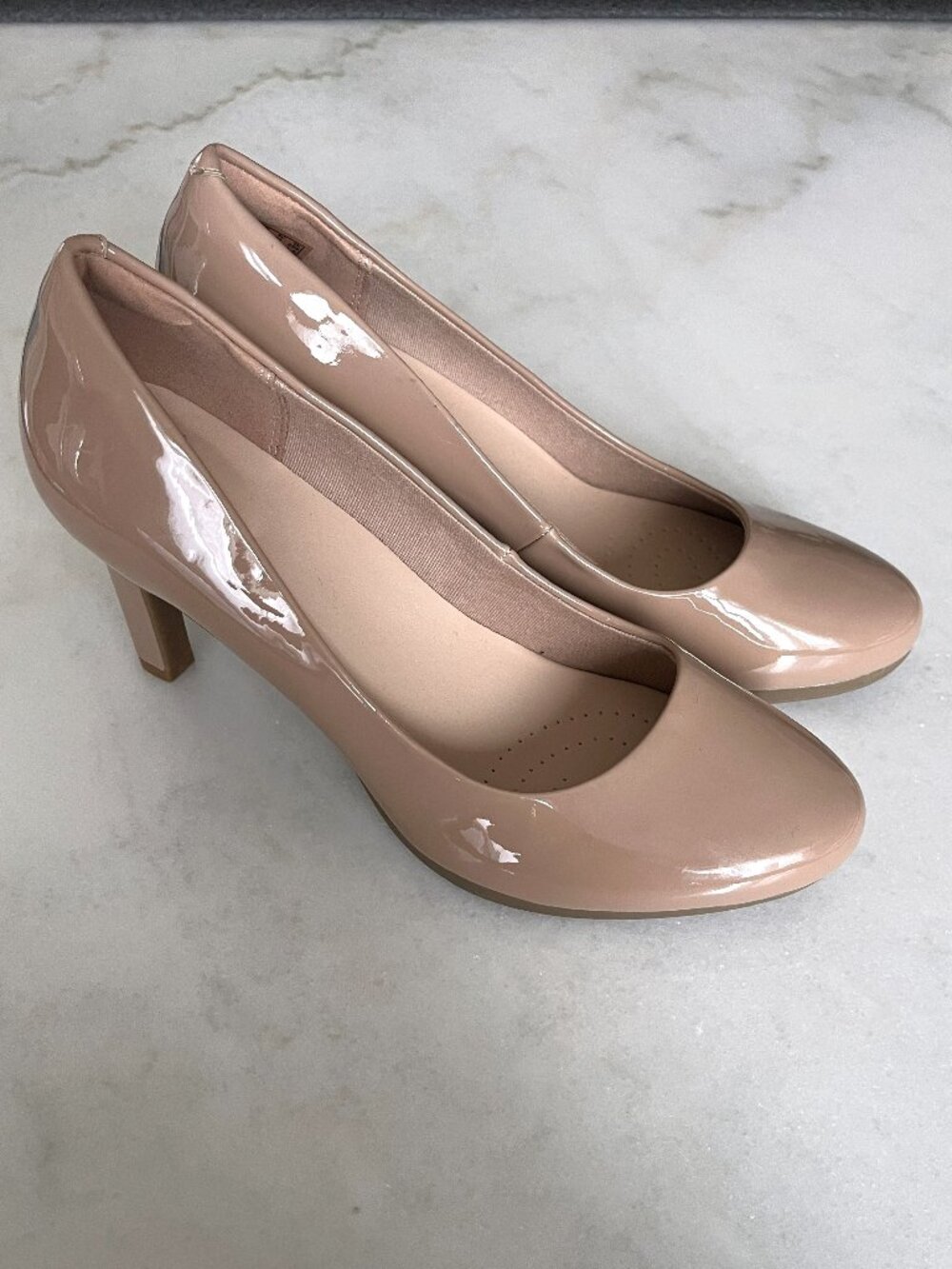 New! NWOT Clarks nude / tan / beige high heel shoes / pumps / heels (size 9.5M)